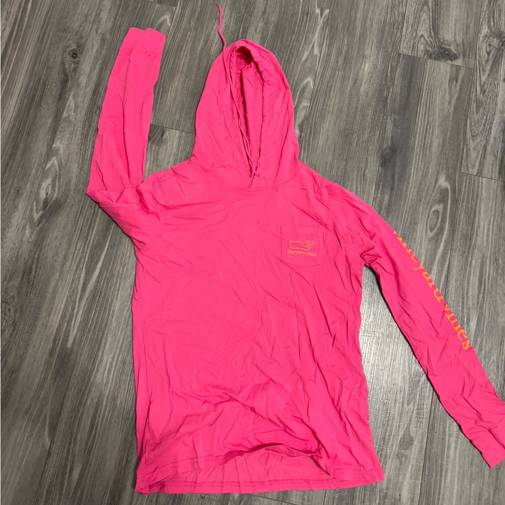 Women’s small hooded vineyard vines tee